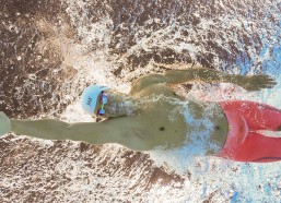 体育彩票：中国足坛罕见温情！U15国少赛后集体90度鞠躬致敬，裁判组动容鼓掌回应