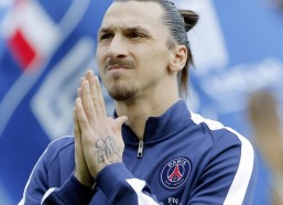 中国体彩_詹姆斯背打琼斯转身后仰绝技 关键得分引领湖人逆转胜局